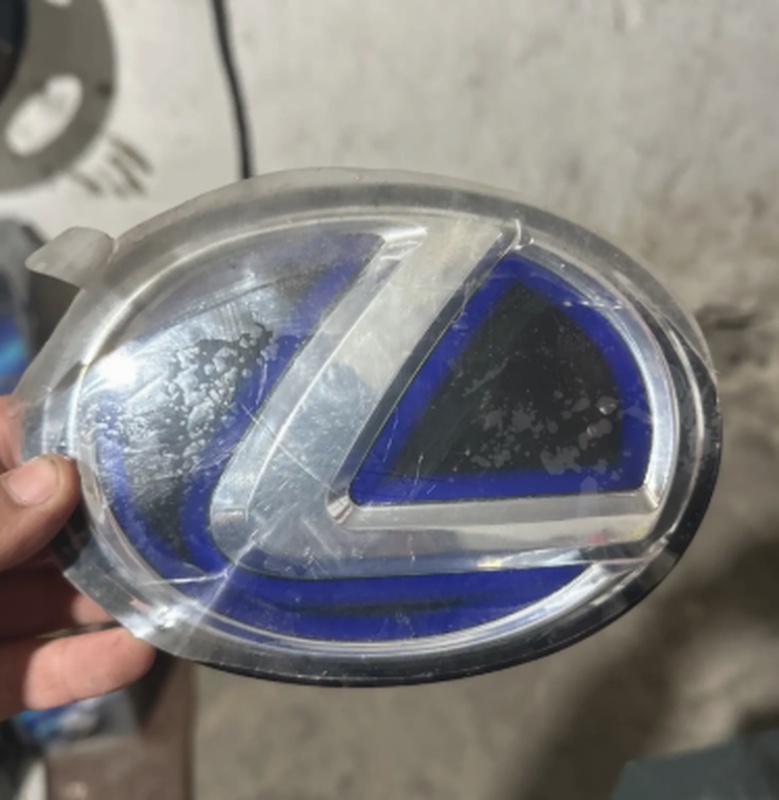 Знак на Lexus
